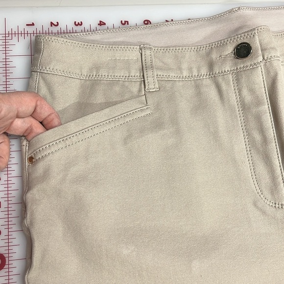 CHICO'S "So Lifting"  Control Panel Straight Leg Stretch Khaki Jean SZ 14 Short - Picture 3 of 16